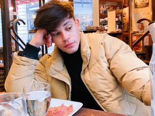 ElliotRose Chatting